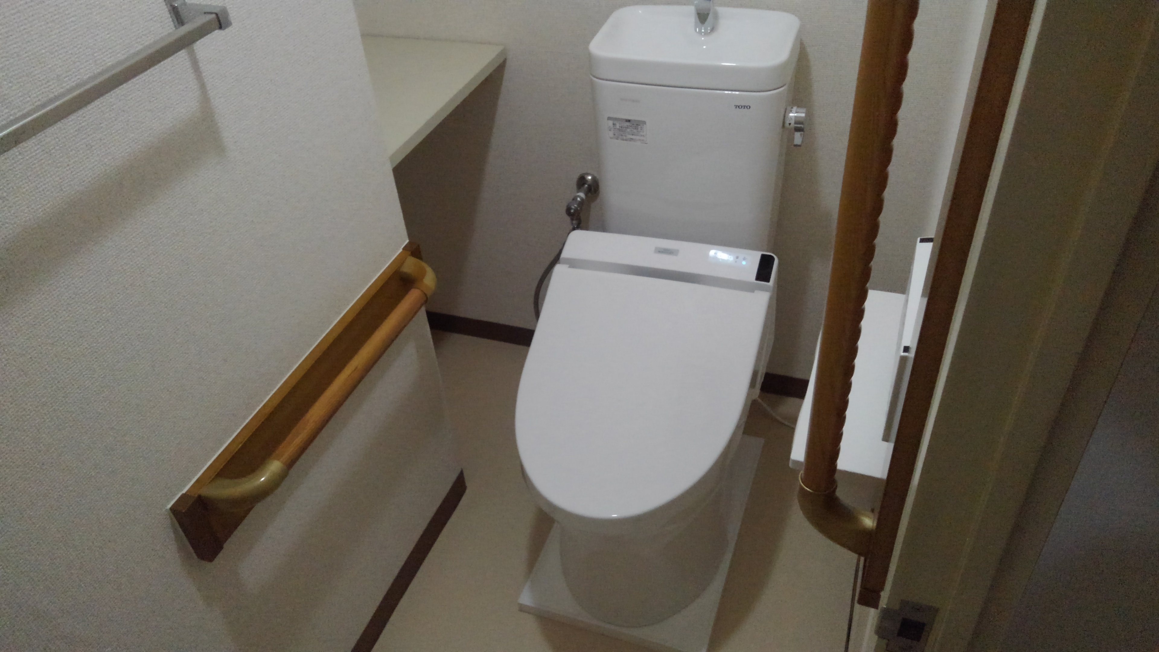 大阪市天王寺区　洋式トイレの取替工事なのですが、変わったトイレでした