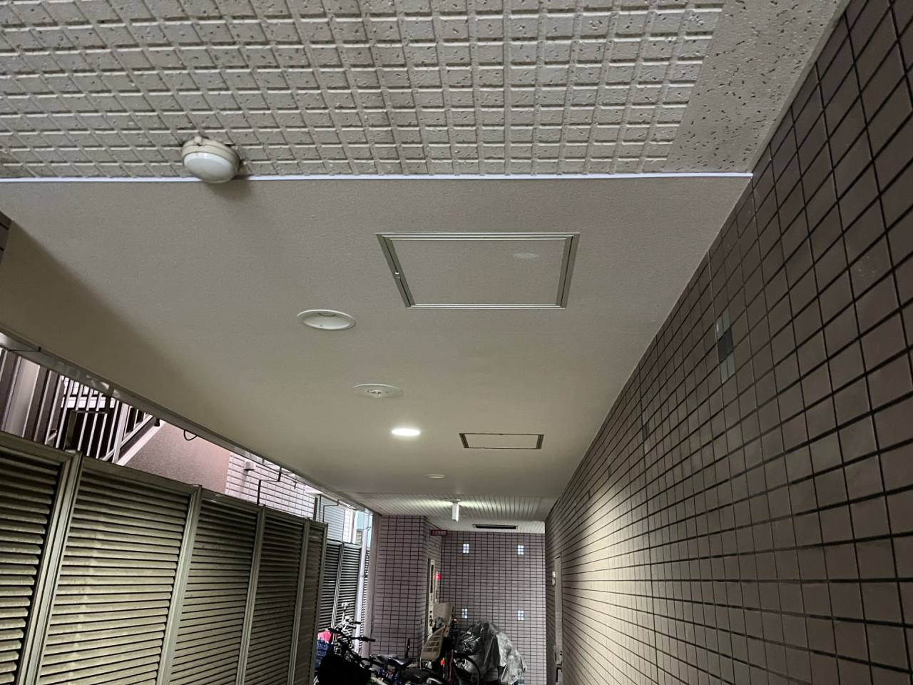 大阪市天王寺区　マンションの共用部通路の天井補修工事　天井裏から水漏れ