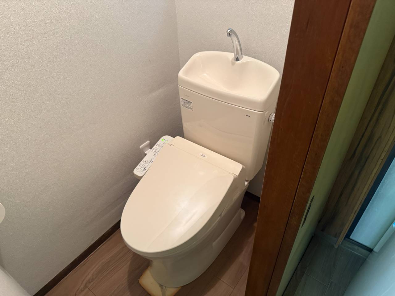 大阪市生野区　戸建て住宅のトイレ取替リフォーム工事