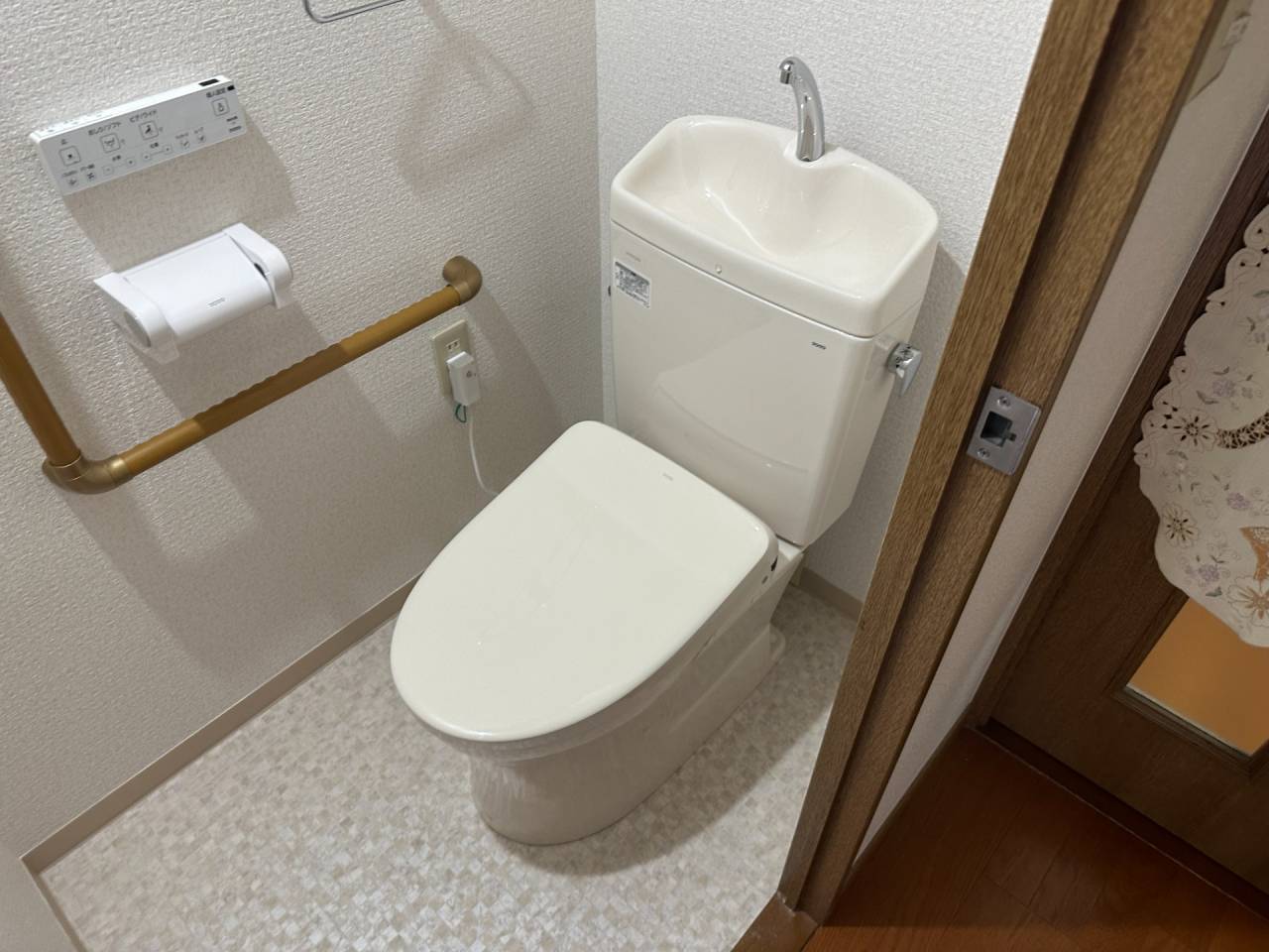 大阪市天王寺区　分譲マンションのトイレ取替リフォーム工事　手すり取付