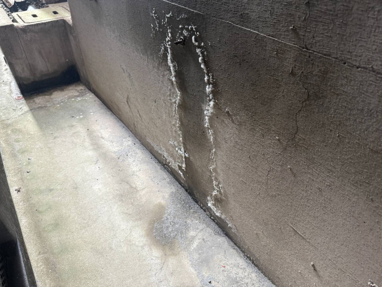 大阪市天王寺区　戸建て住宅の水漏れ修理工事　白華現象