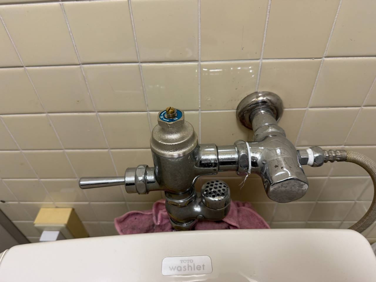 大阪市天王寺区　オフィスビル内共用トイレのフラッシュバルブ取替工事