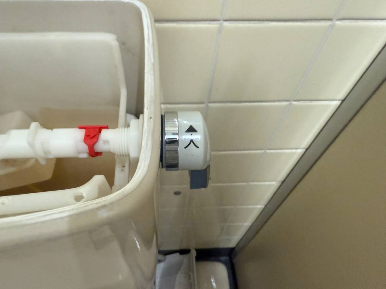 大阪市中央区　テナントビル内の共用トイレのトイレタンクハンドルレバー取替工事