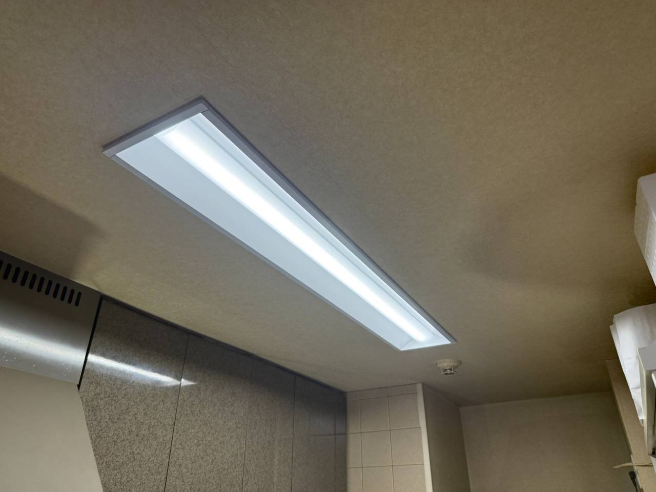 大阪市阿倍野区　分譲マンションのキッチン照明取替リフォーム工事　ＬＥＤ照明に交換