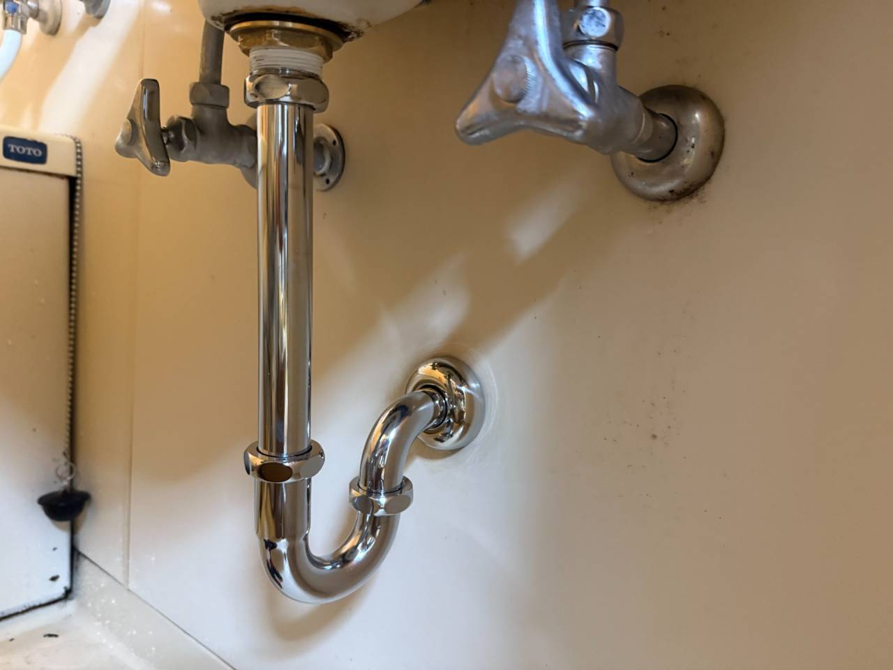 大阪市浪速区　マンションのＵＢ内洗面器排水管補修工事　劣化で穴が開きました