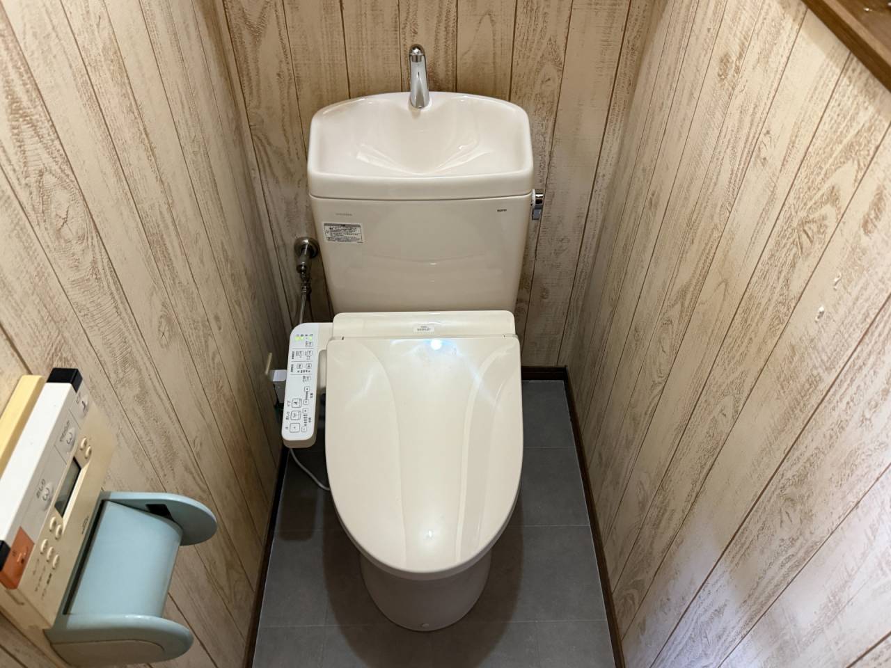 大阪市生野区　戸建て住宅のトイレ取替リフォーム工事　床ＣＦも交換