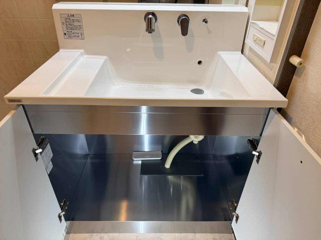 大阪市中央区　分譲マンションの洗面化粧台取替リフォーム工事　クリナップ