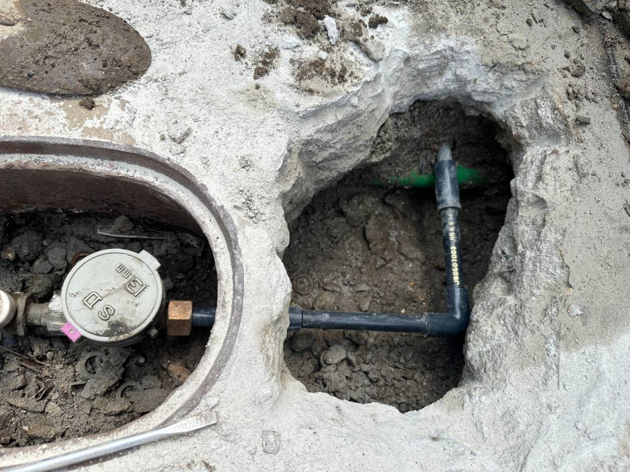 大阪市浪速区　戸建て住宅の水漏れ修理工事　鉛管撤去