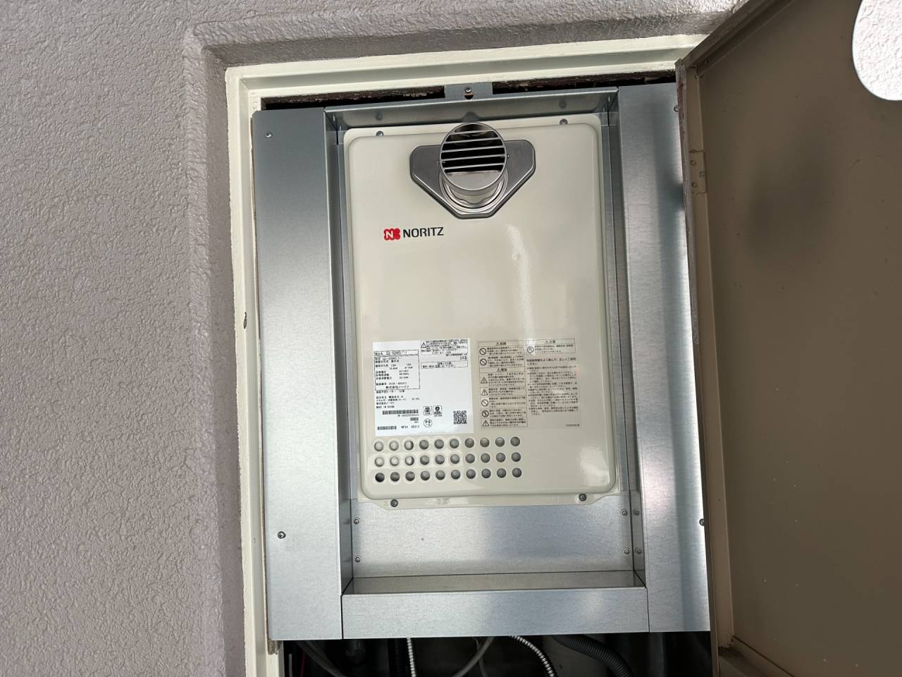 大阪市天王寺区　マンションの給湯器取替リフォーム工事　取付枠を使用