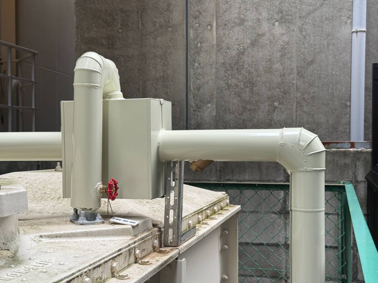 大阪市天王寺区　マンションの受水槽給水管補修工事　タンク内の清掃だけじゃダメ