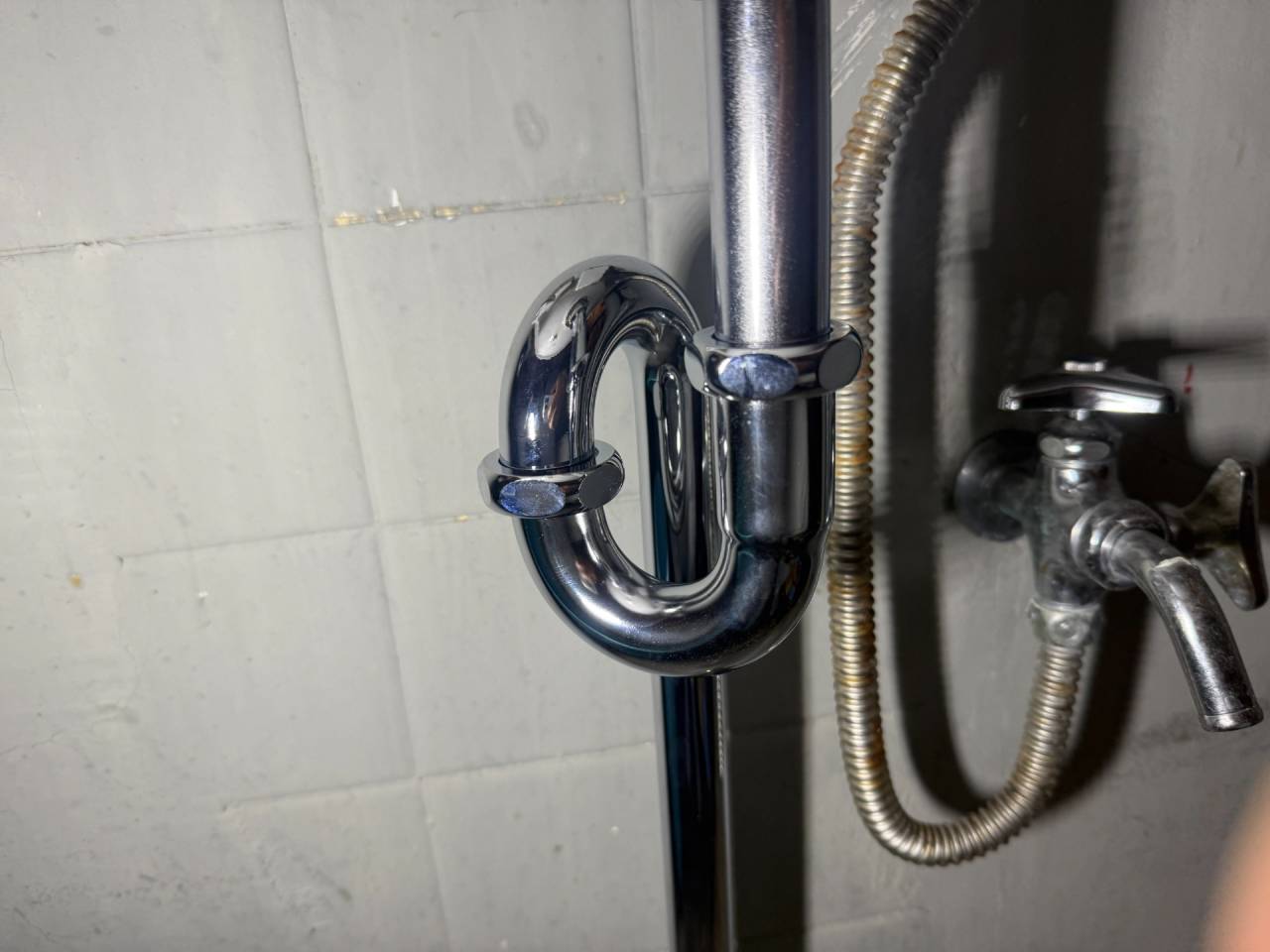 大阪市天王寺区　商店街の共用トイレ内手洗い器排水管取替工事　劣化で破損