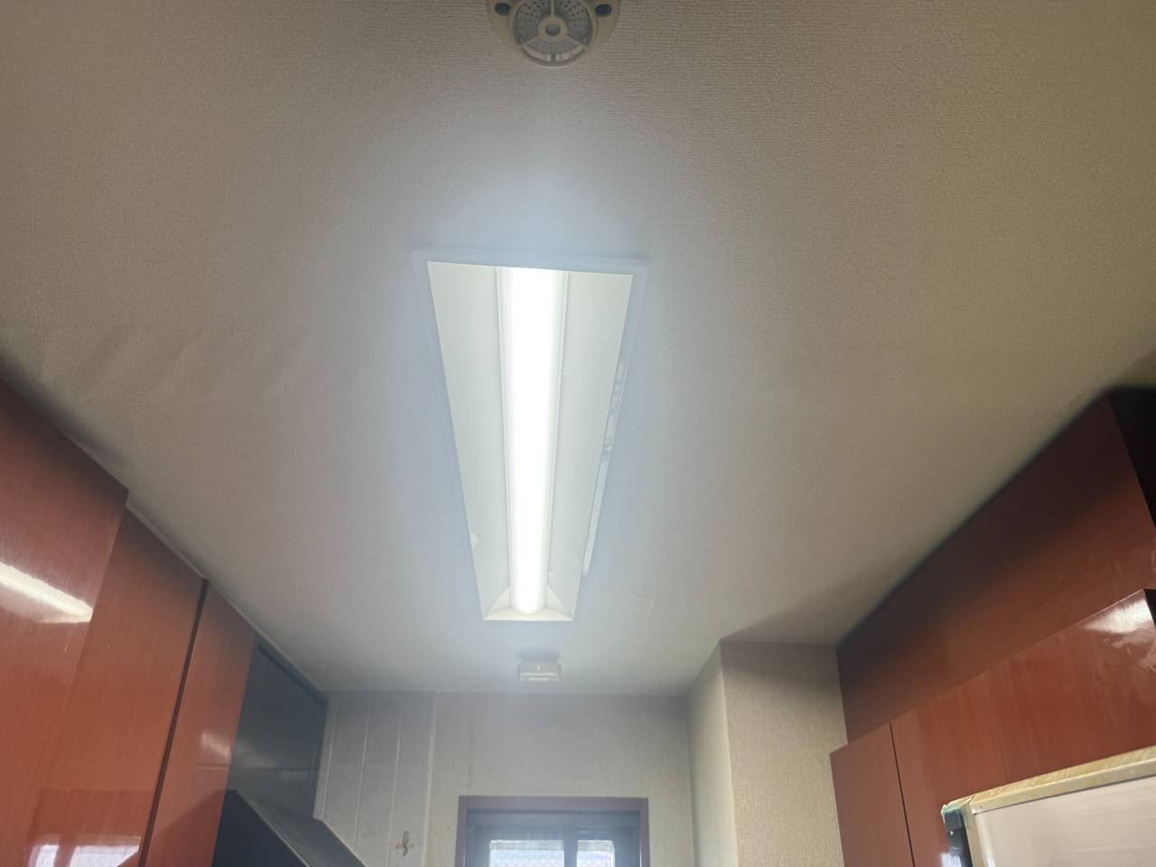 大阪市阿倍野区　分譲マンションのキッチン照明取替リフォーム工事　蛍光灯からＬＥＤへ
