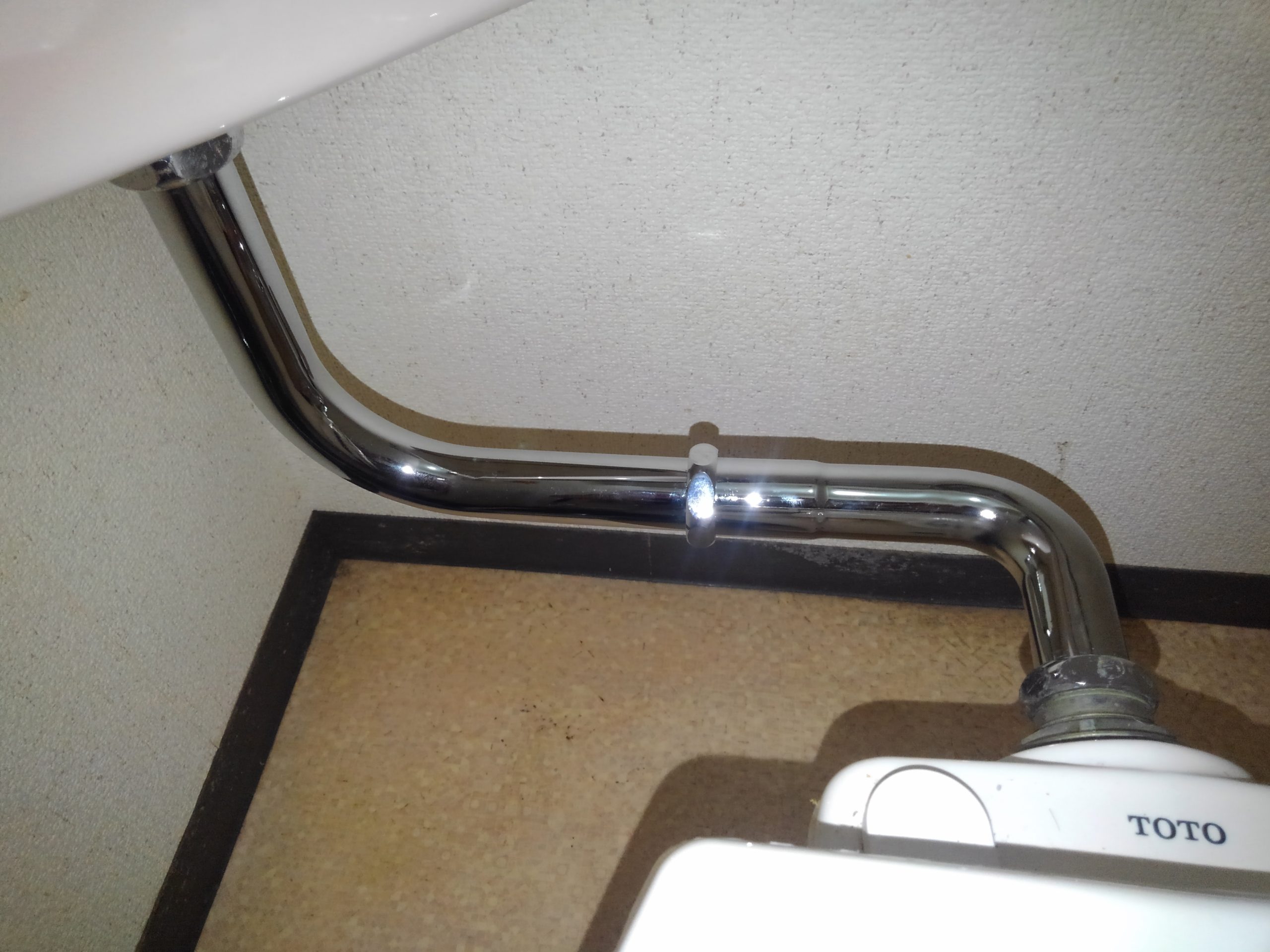 大阪市東住吉区　マンションのトイレタンクの配管取替工事　洗浄管の取替