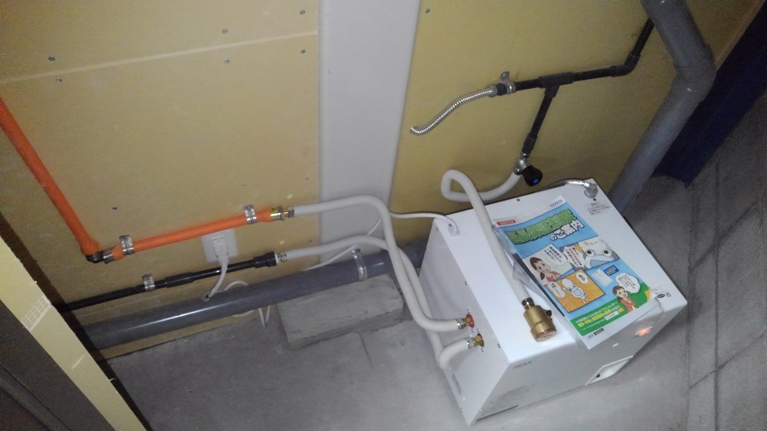 大阪市東住吉区　倉庫の改修工事④　小型電気温水器の設置