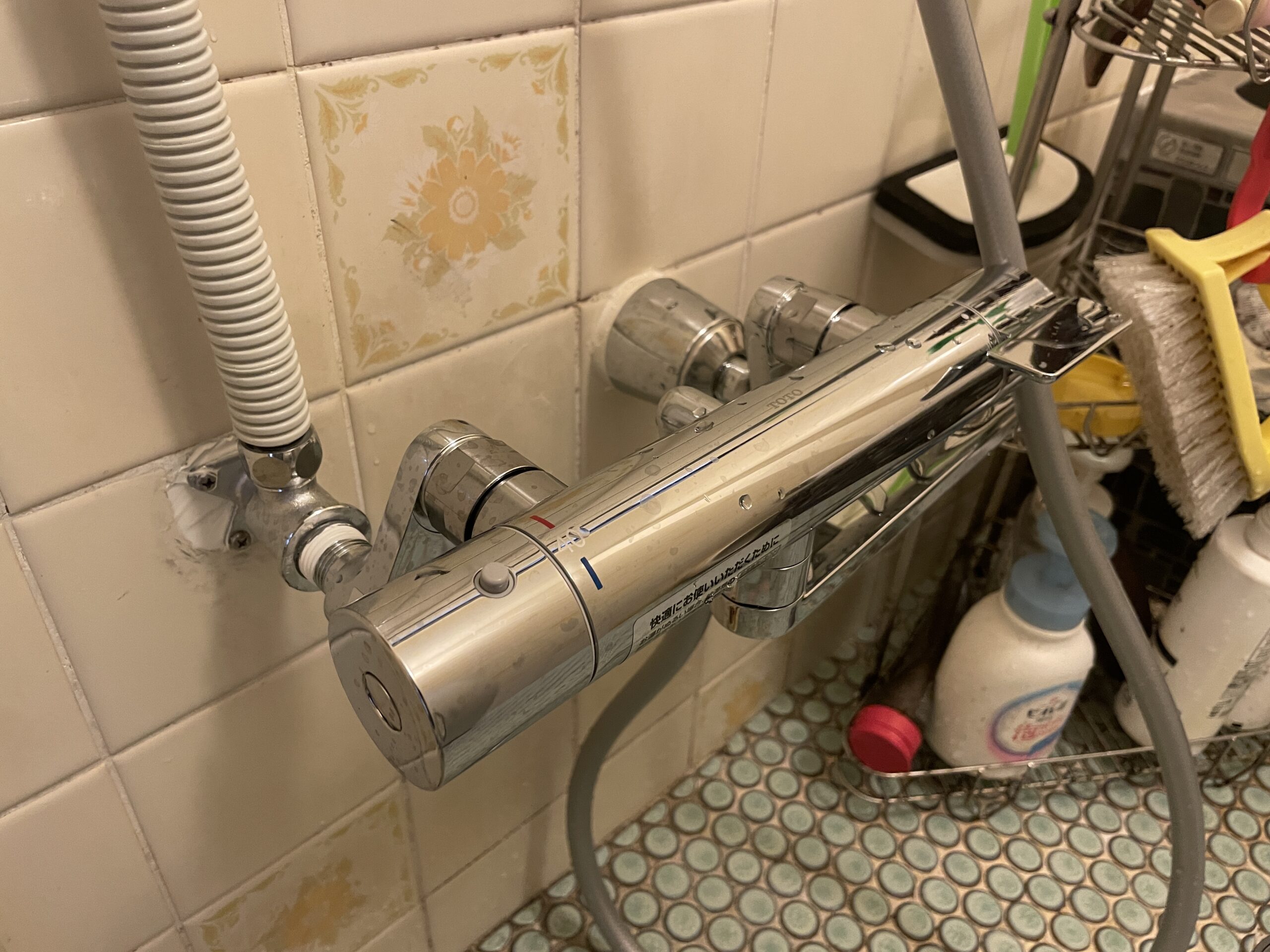 大阪市天王寺区　戸建て住宅の浴室用蛇口取替リフォーム工事　漏水による露出工事です　ＴＯＴＯシャワー水栓