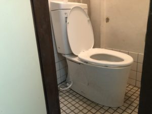 大阪市天王寺区　和式から洋式トイレへのリフォーム施工事例　店舗タイル仕上げ　普通の便座