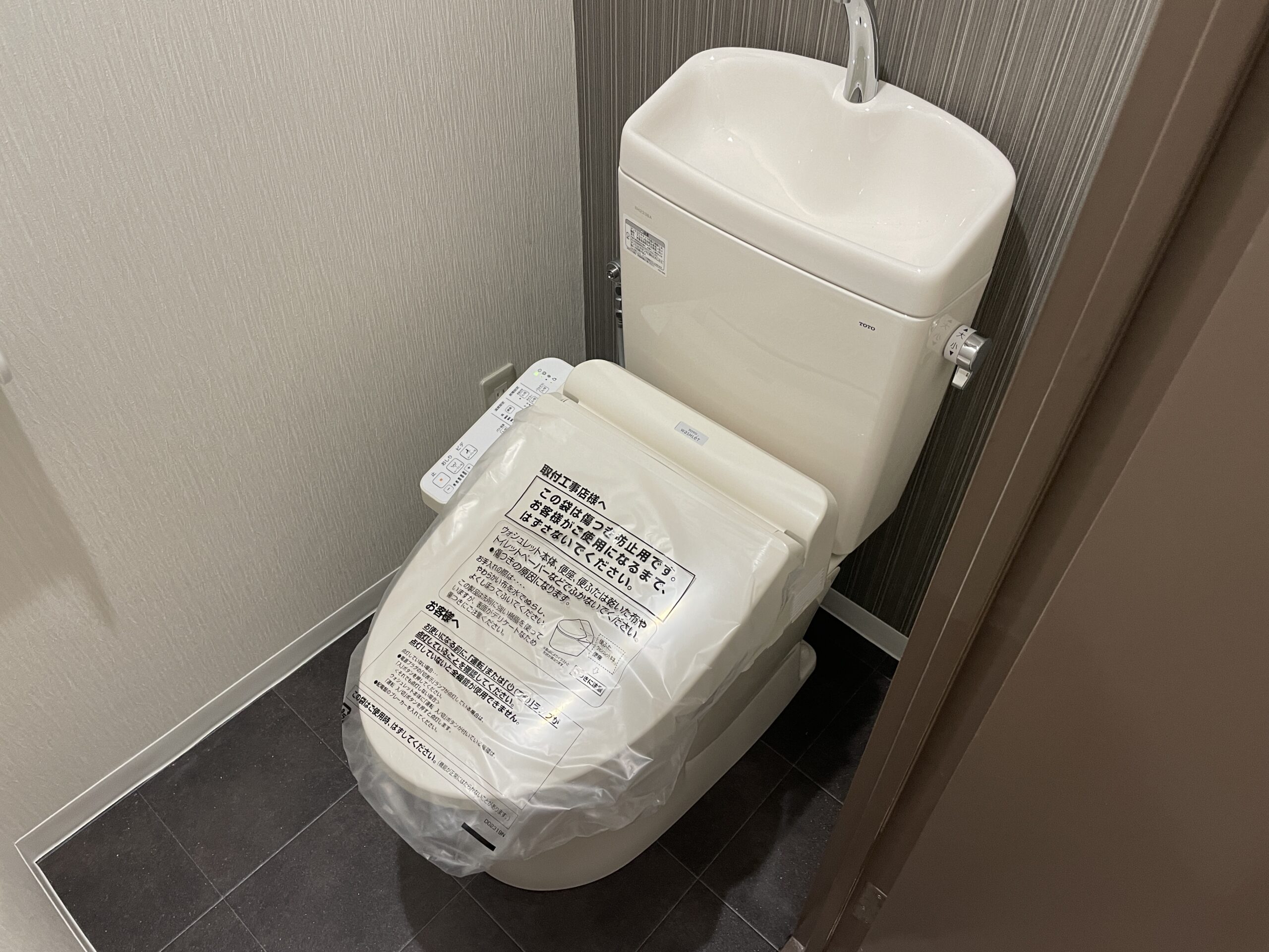 大阪市浪速区　マンションのトイレリフォーム工事　TOTO　ピュアレストQR