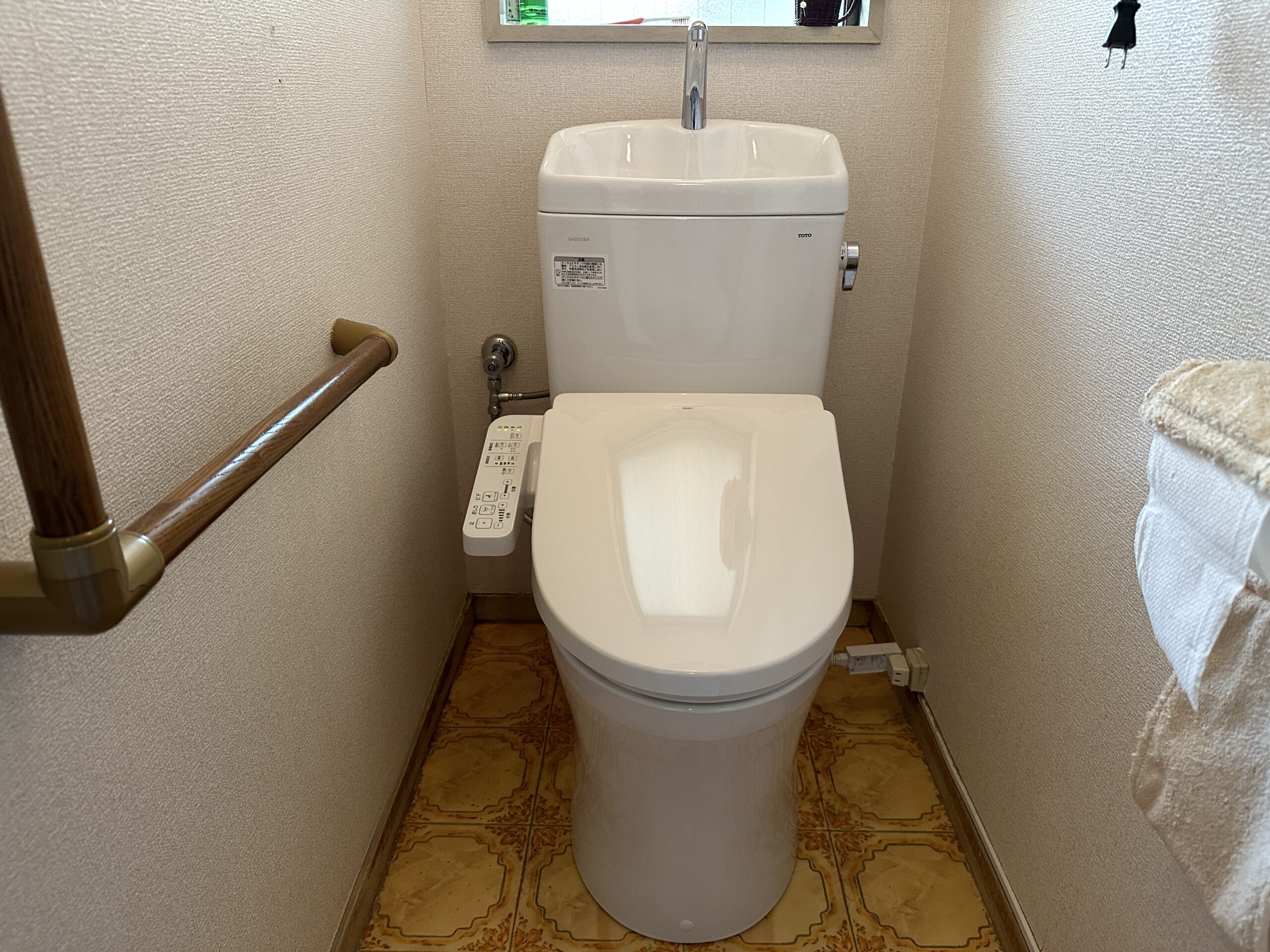 大阪市天王寺区　戸建て住宅のトイレ取替リフォーム工事　タンク内が真っ黒